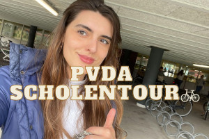 De PvdA Gouda zet zich in voor lokale democratie in de klas: Sophie fietst langs middelbare scholen